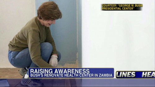 Laura Bush Bush pintando o interior do centro de saúde que estão a renovar