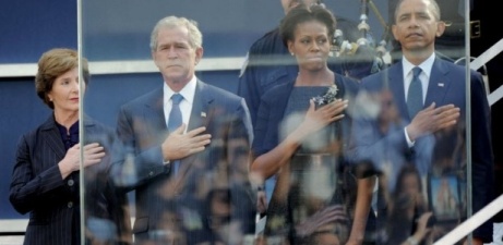obama-e-sua-mulher-michelle-participam-das-cerimonia-do-1109-em-nova-york-ao-lado-do-ex-presidente-george-w-bush-e-sua-mulher-laura-1315751123506_615x300.jpg